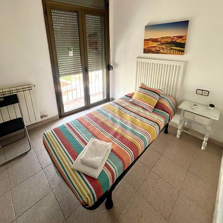 Hostal La Masia Манреса Екстериор снимка