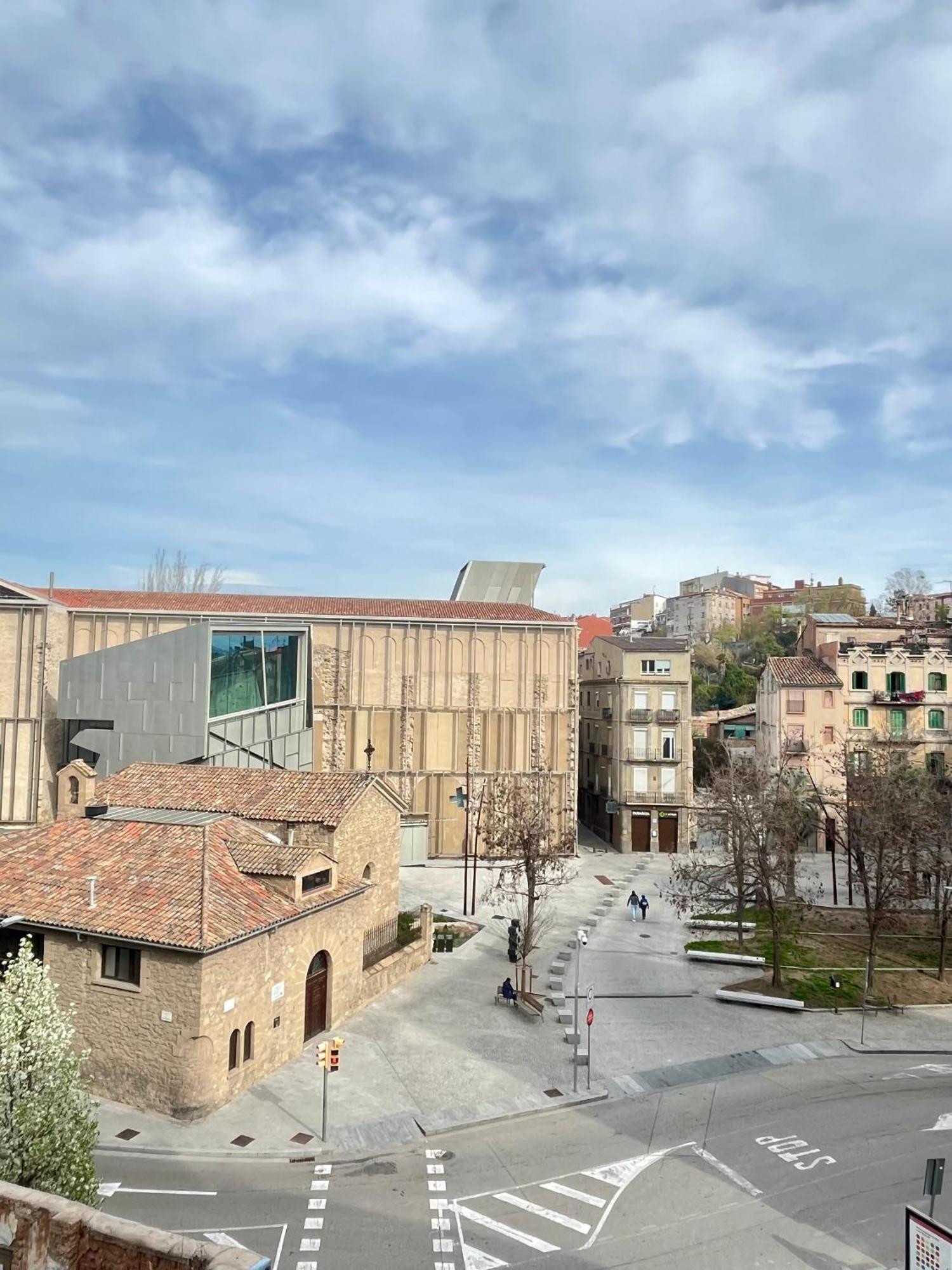 Hostal La Masia Манреса Екстериор снимка