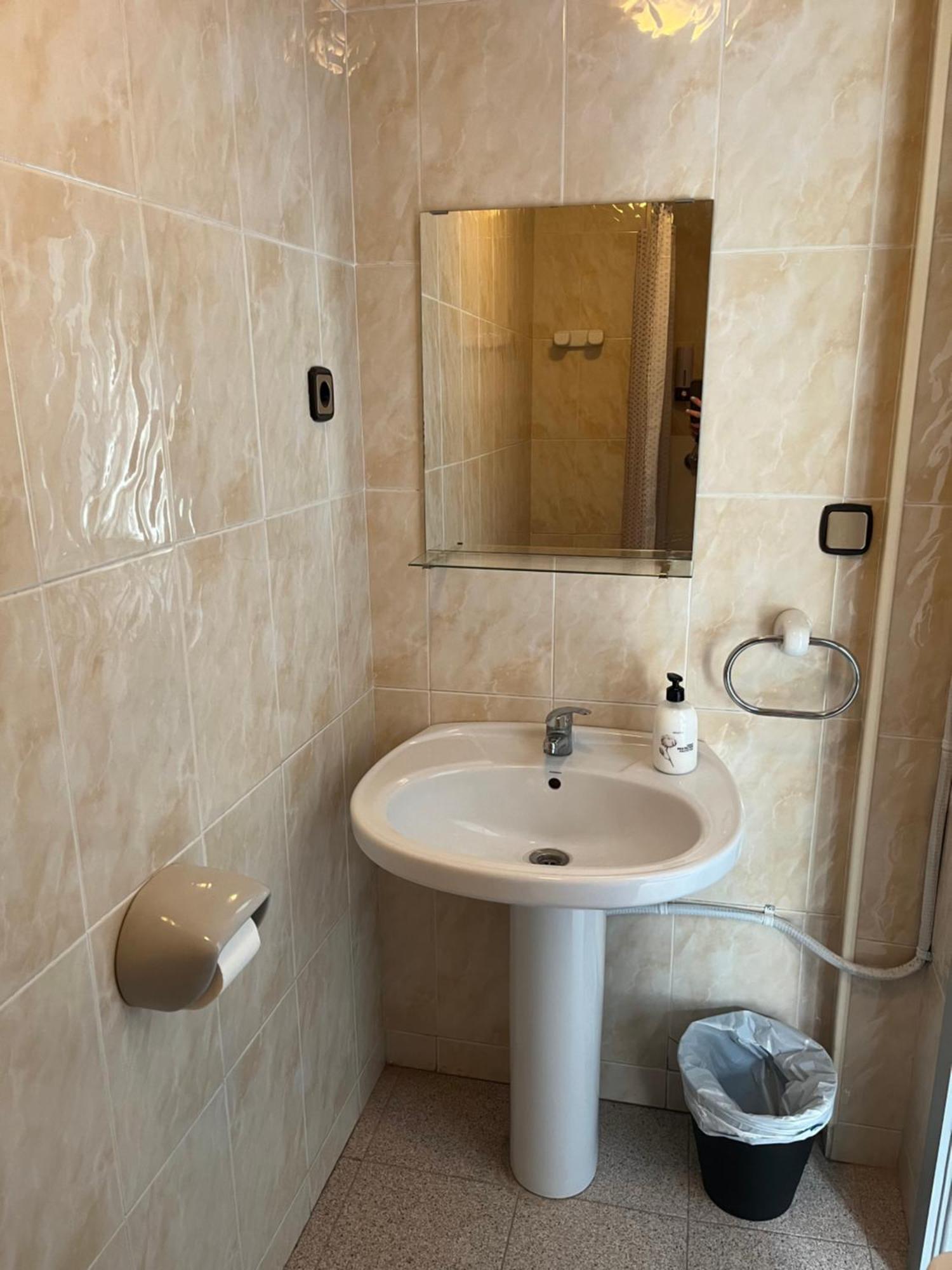 Hostal La Masia Манреса Стая снимка