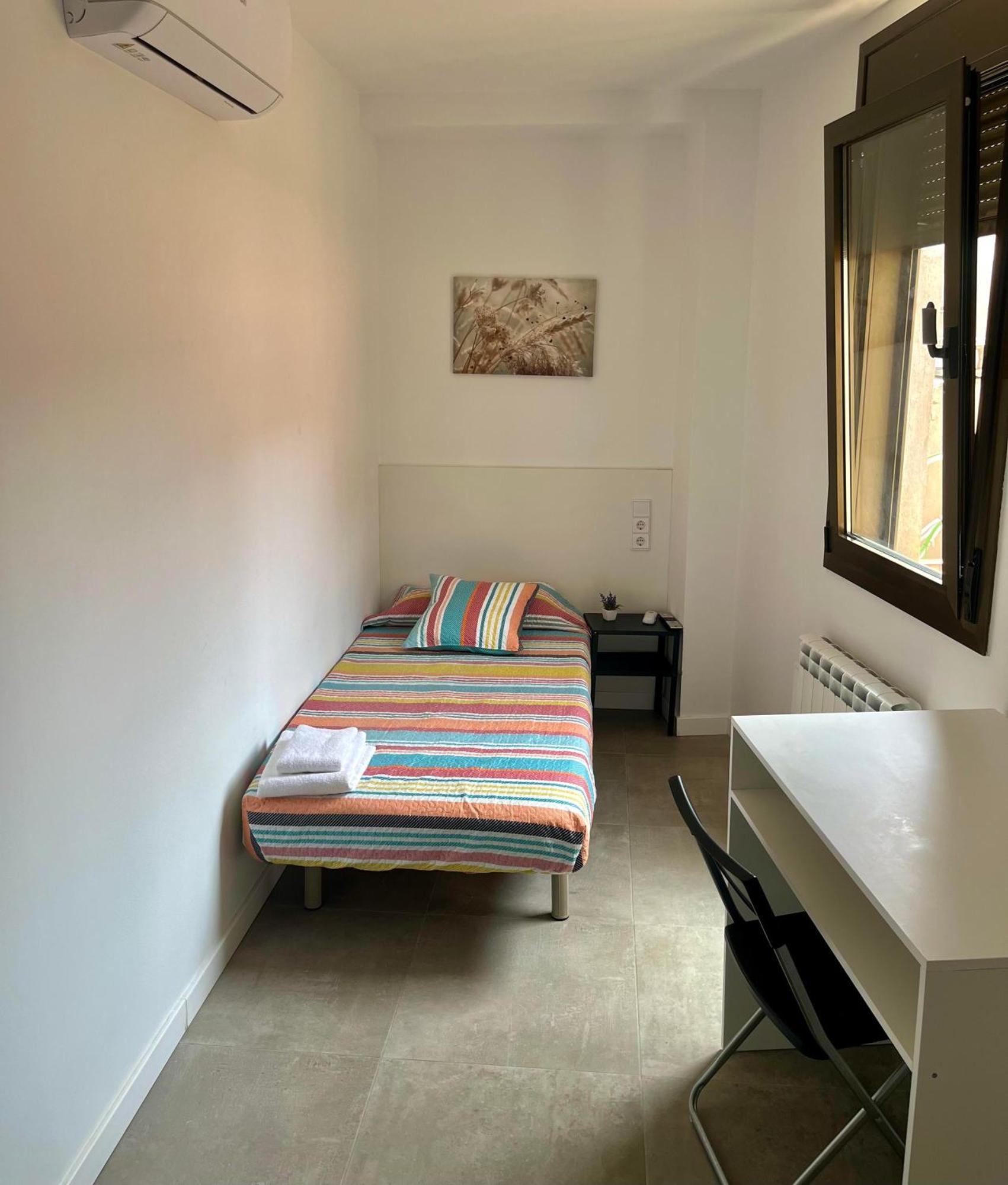 Hostal La Masia Манреса Екстериор снимка