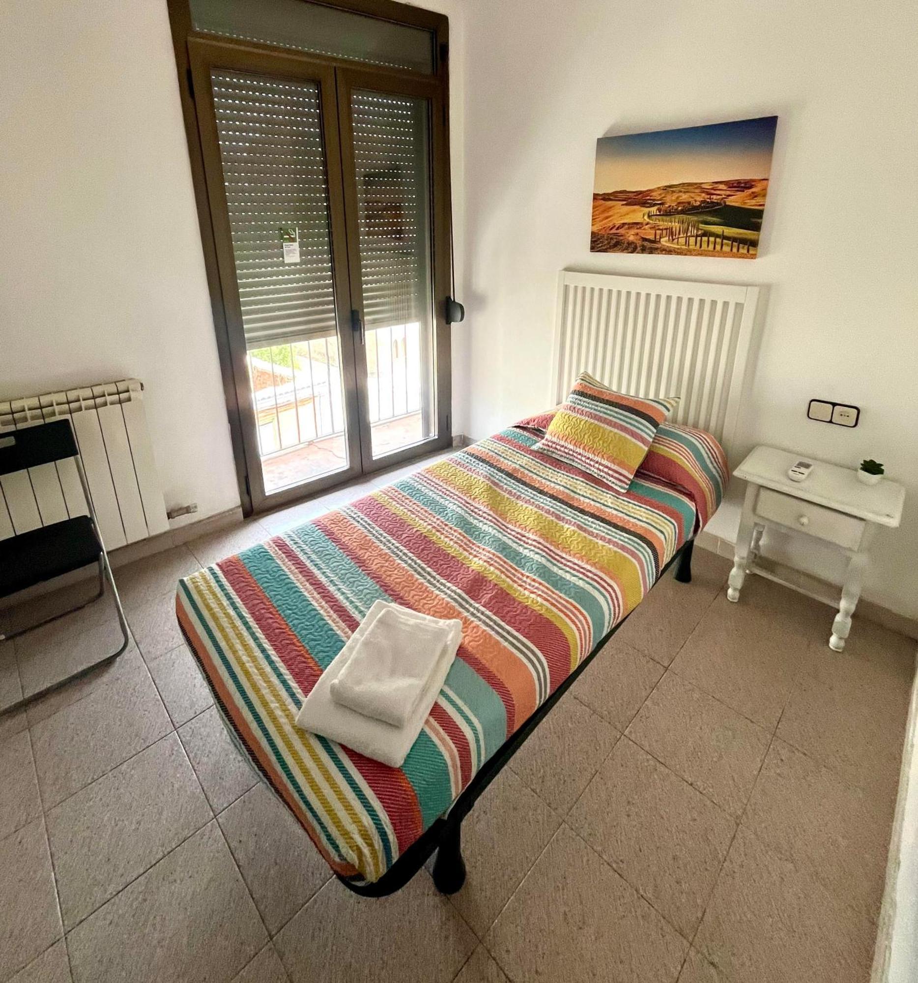 Hostal La Masia Манреса Екстериор снимка