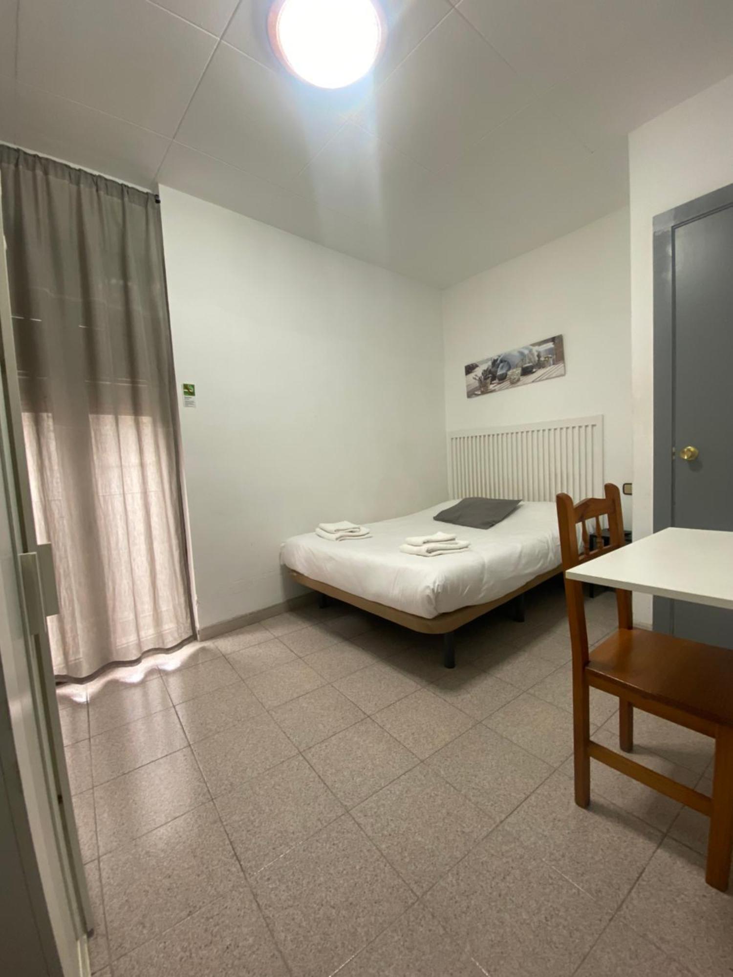 Hostal La Masia Манреса Екстериор снимка